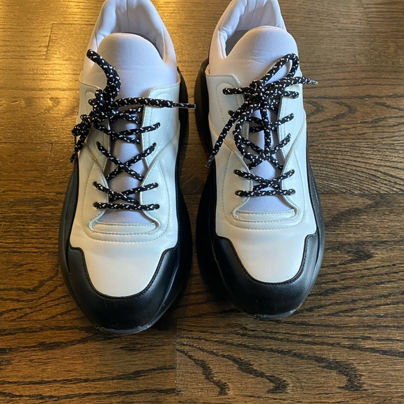 Beautiful 100% authentic sneakers. Excellent like new condition. - Picture 3 of 5